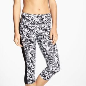 Women’s NIKE dri-fit Capri workout pants size medium workout